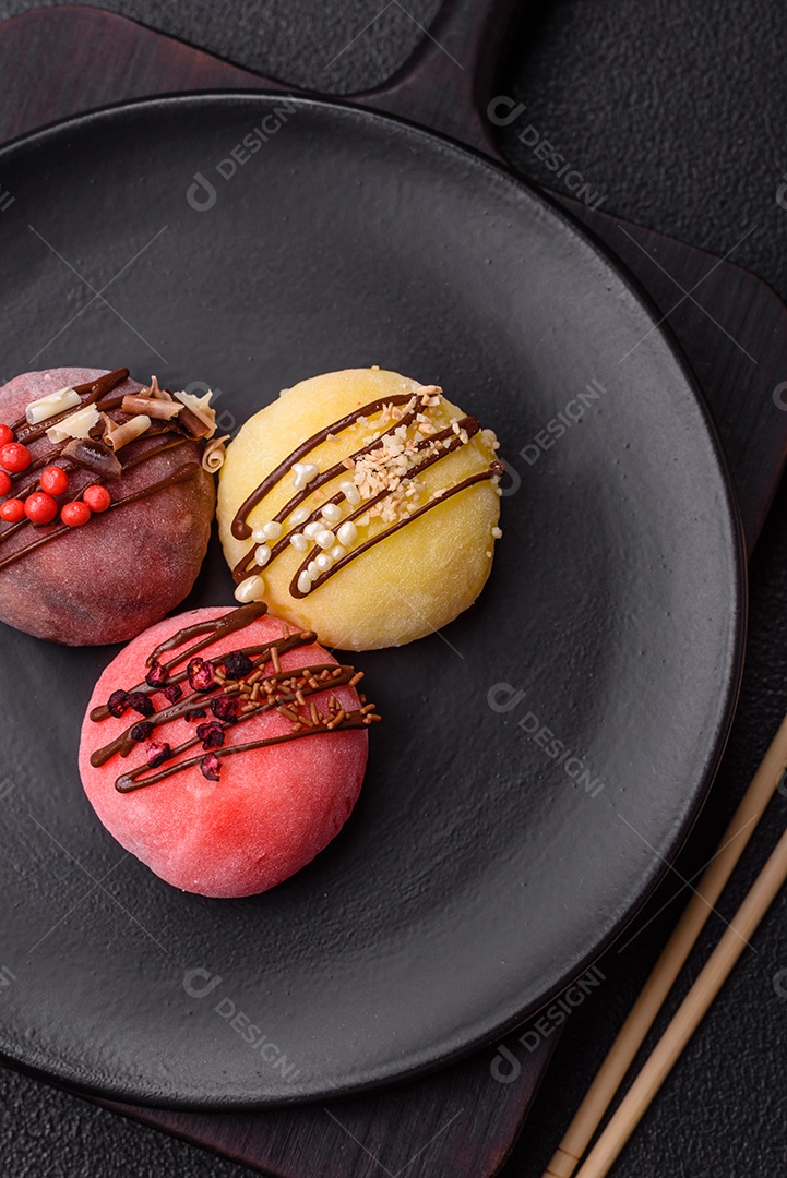 A imagem mostra um Mochi (ou Moti), um tradicional bolinho de arroz japonês.