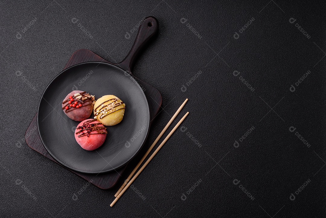A imagem mostra um Mochi (ou Moti), um tradicional bolinho de arroz japonês.