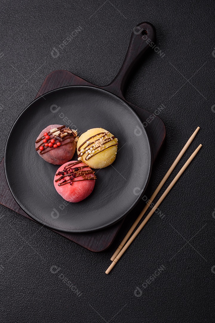 A imagem mostra um Mochi (ou Moti), um tradicional bolinho de arroz japonês.