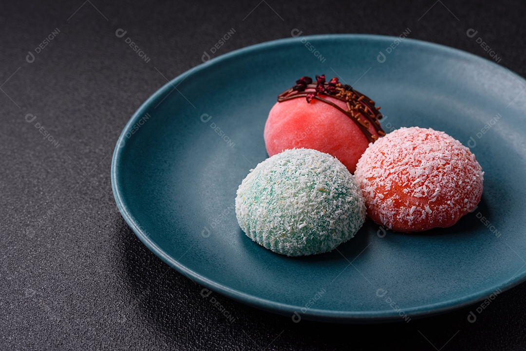 A imagem mostra um Mochi (ou Moti), um tradicional bolinho de arroz japonês.