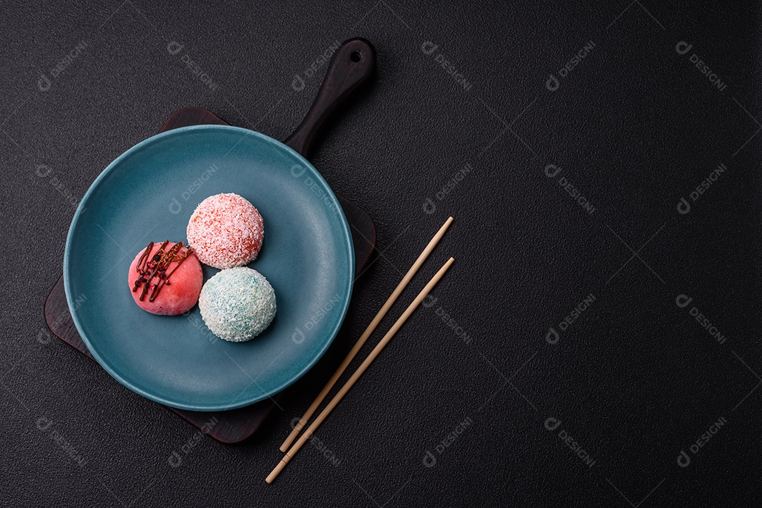 A imagem mostra um Mochi (ou Moti), um tradicional bolinho de arroz japonês.