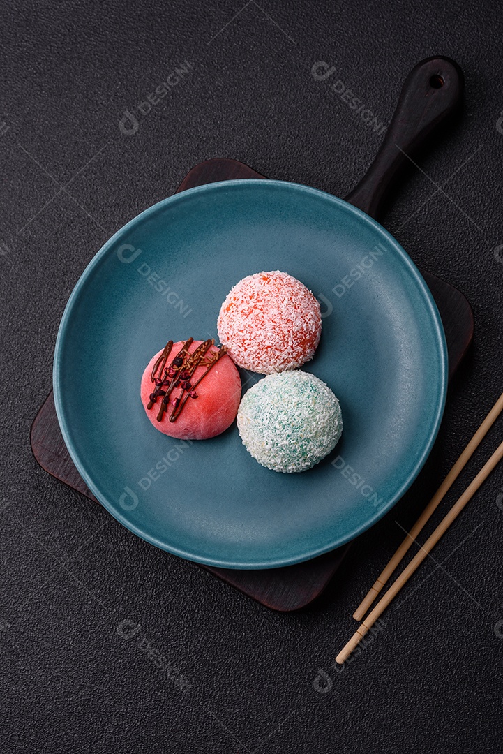 A imagem mostra um Mochi (ou Moti), um tradicional bolinho de arroz japonês.