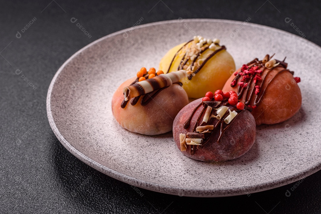A imagem mostra um Mochi (ou Moti), um tradicional bolinho de arroz japonês.