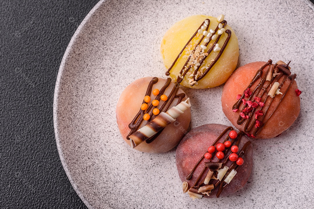 A imagem mostra um Mochi (ou Moti), um tradicional bolinho de arroz japonês.