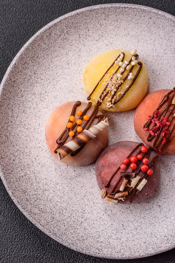 A imagem mostra um Mochi (ou Moti), um tradicional bolinho de arroz japonês.