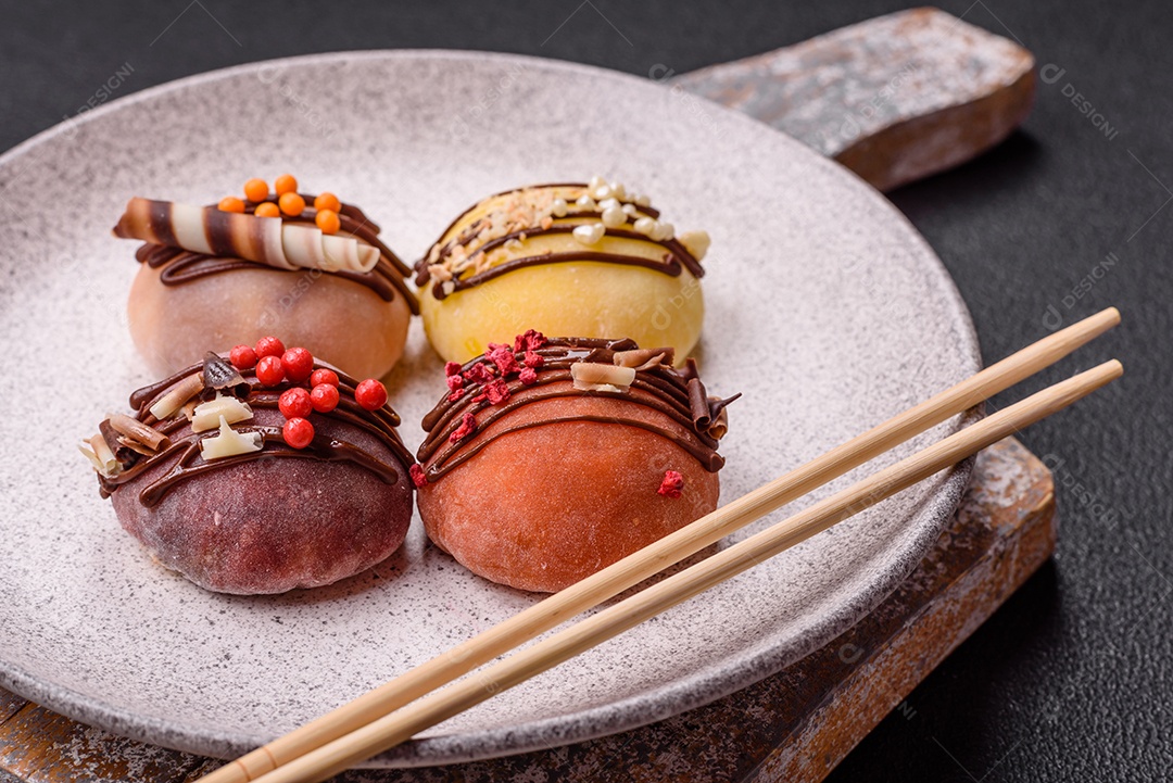 A imagem mostra um Mochi (ou Moti), um tradicional bolinho de arroz japonês.
