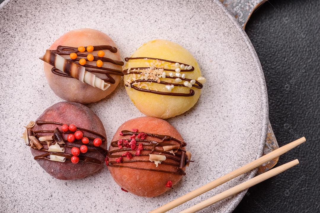 A imagem mostra um Mochi (ou Moti), um tradicional bolinho de arroz japonês.