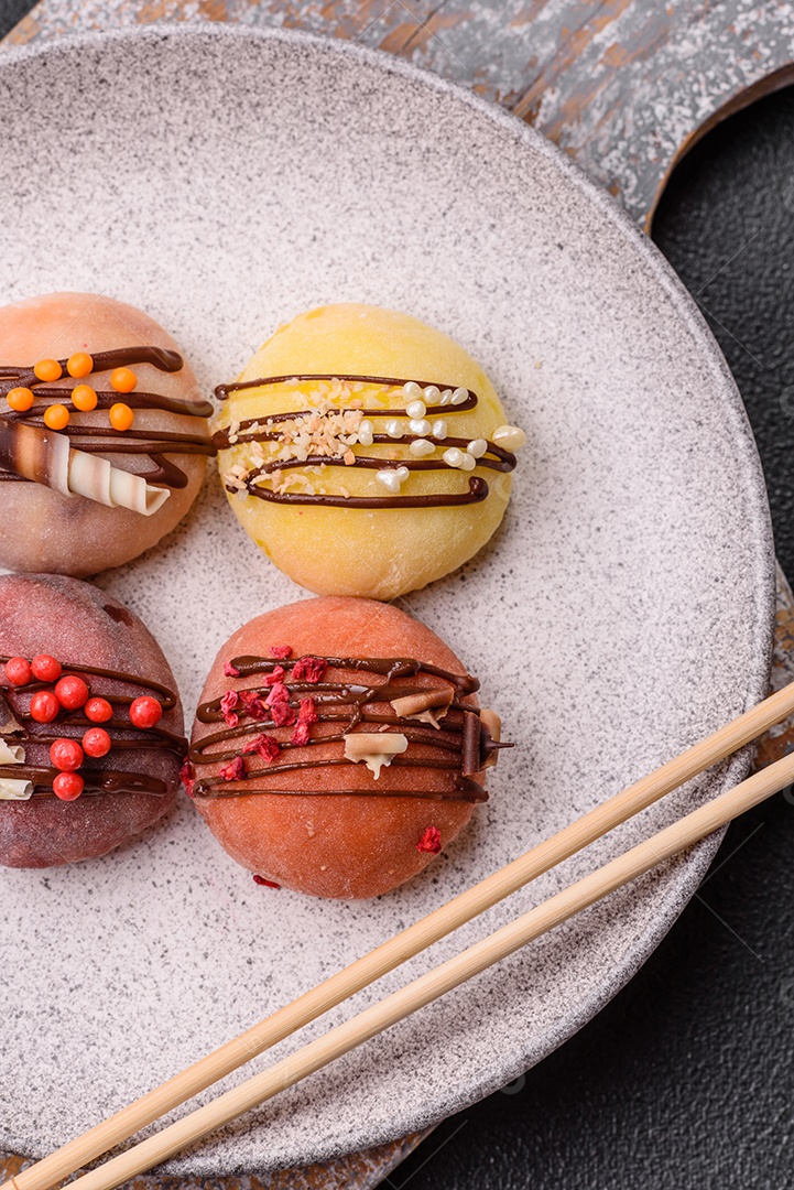 A imagem mostra um Mochi (ou Moti), um tradicional bolinho de arroz japonês.