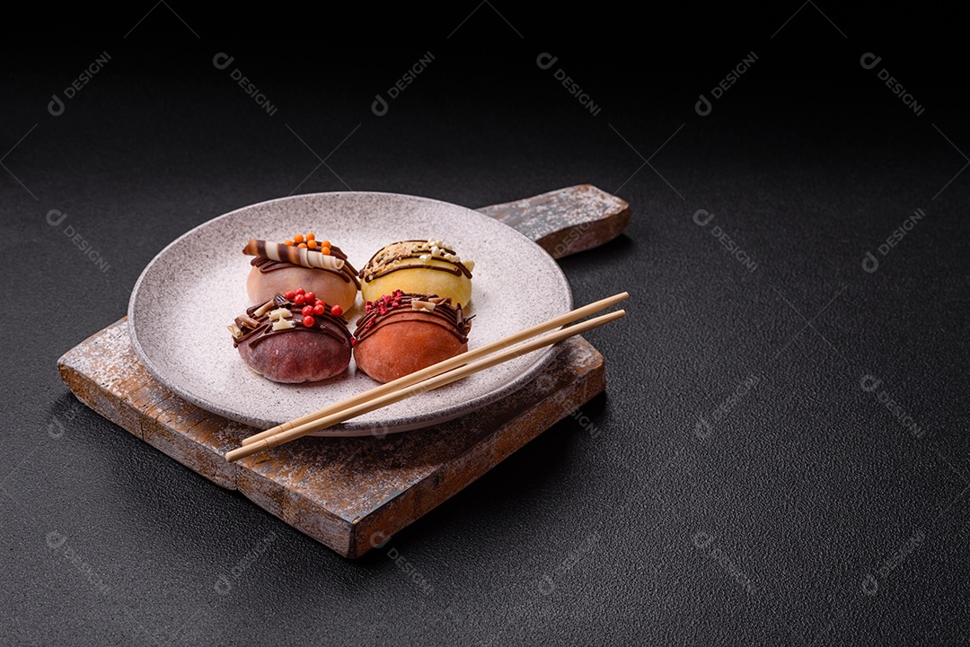 A imagem mostra um Mochi (ou Moti), um tradicional bolinho de arroz japonês.