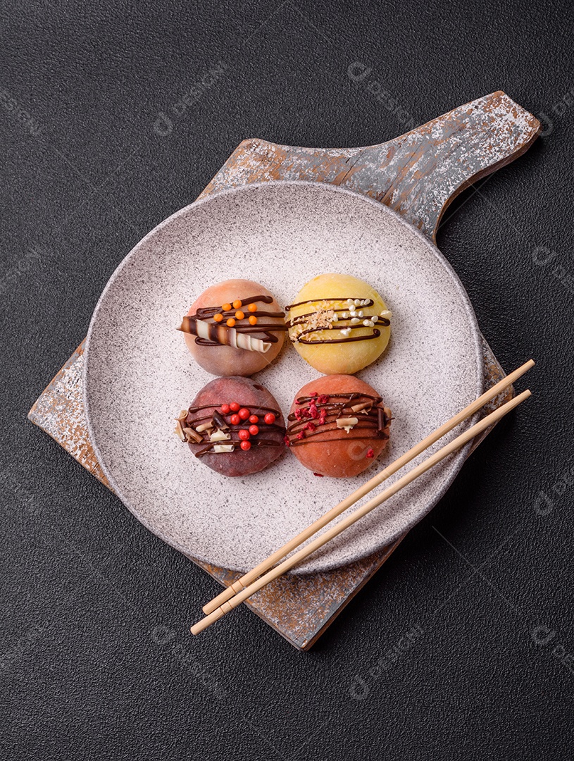 A imagem mostra um Mochi (ou Moti), um tradicional bolinho de arroz japonês.