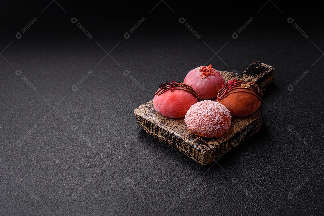 A imagem mostra um Mochi (ou Moti), um tradicional bolinho de arroz japonês.