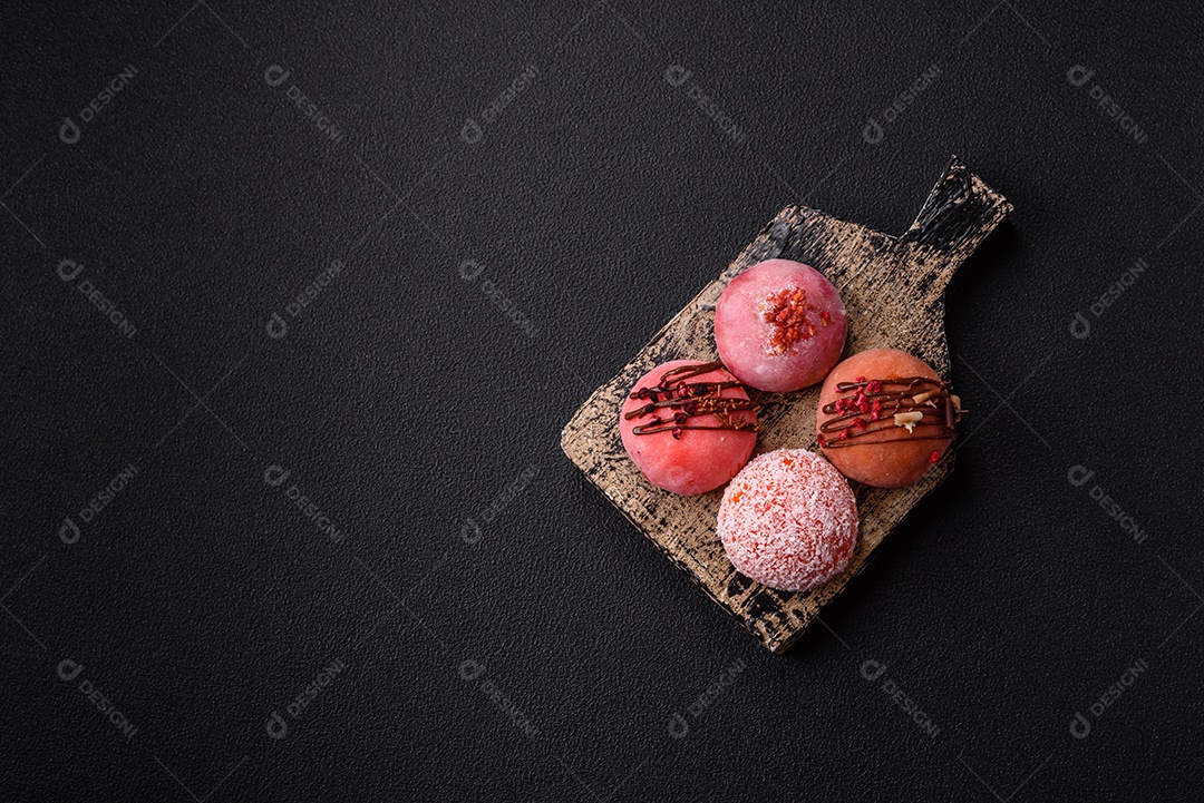 A imagem mostra um Mochi (ou Moti), um tradicional bolinho de arroz japonês.