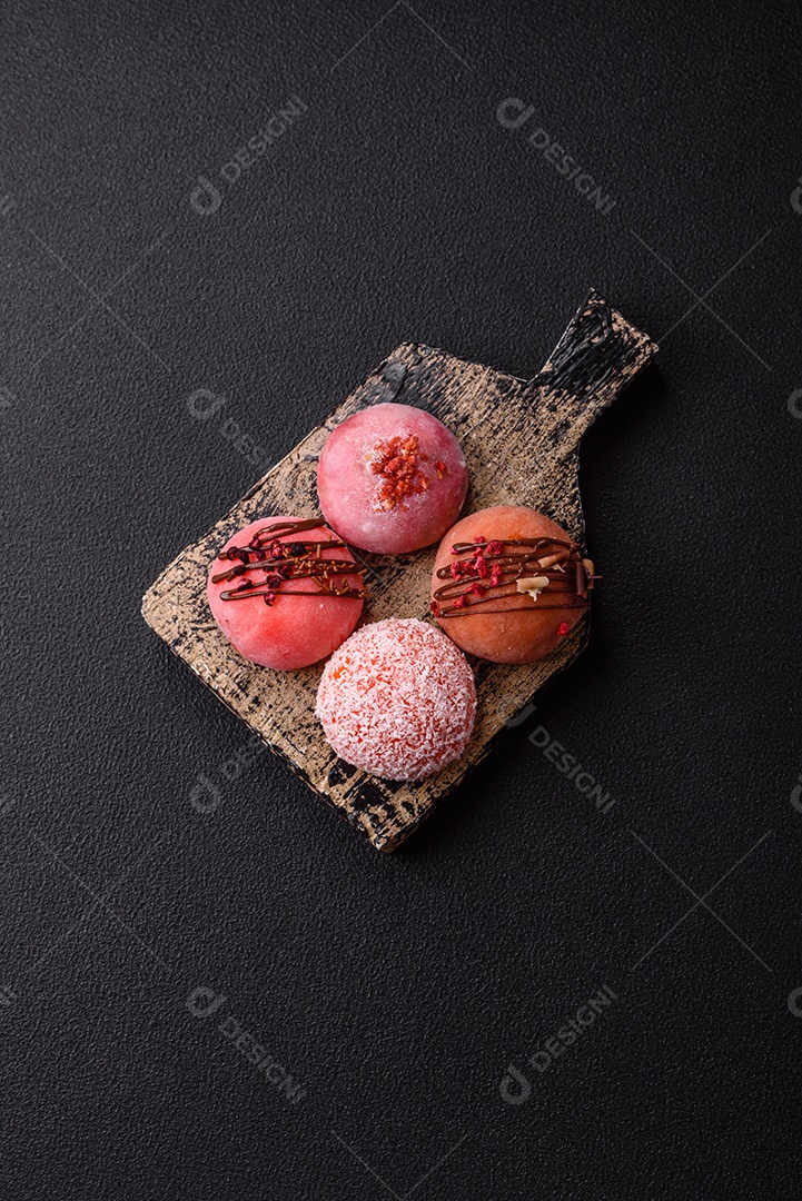 A imagem mostra um Mochi (ou Moti), um tradicional bolinho de arroz japonês.