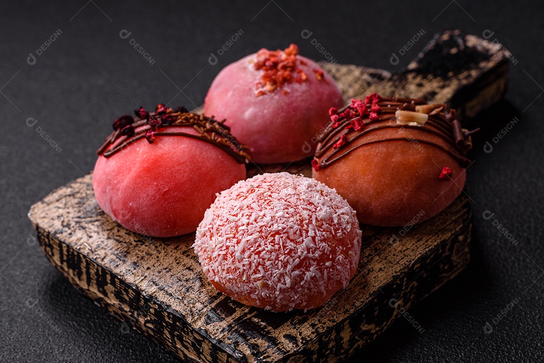 A imagem mostra um Mochi (ou Moti), um tradicional bolinho de arroz japonês.