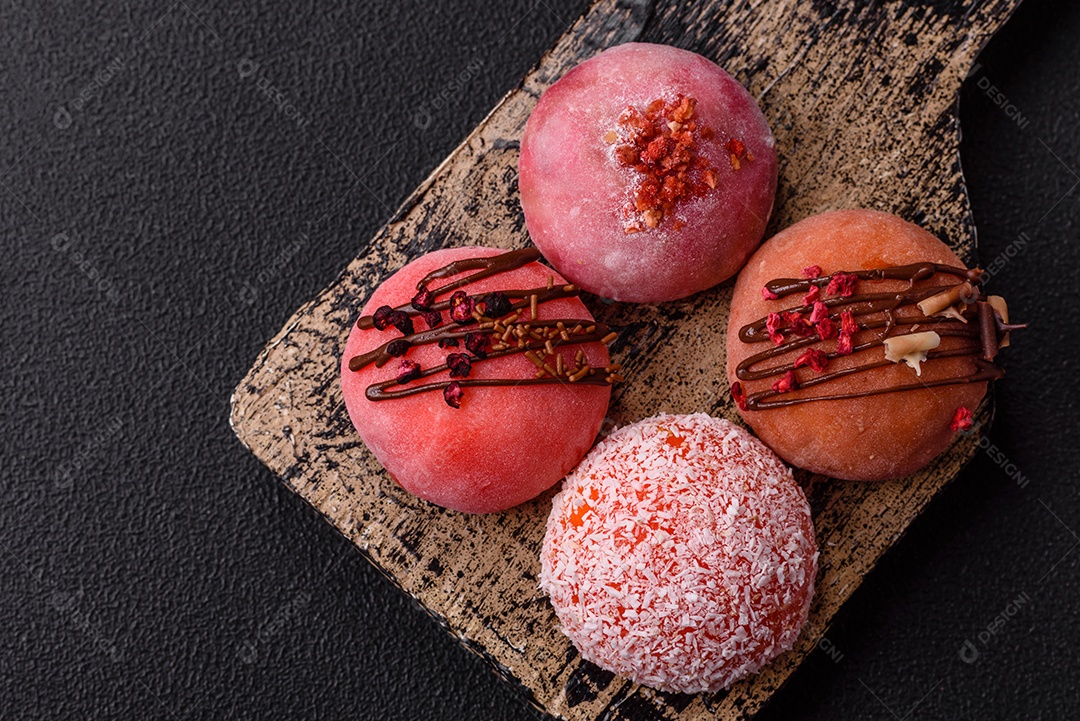 A imagem mostra um Mochi (ou Moti), um tradicional bolinho de arroz japonês.