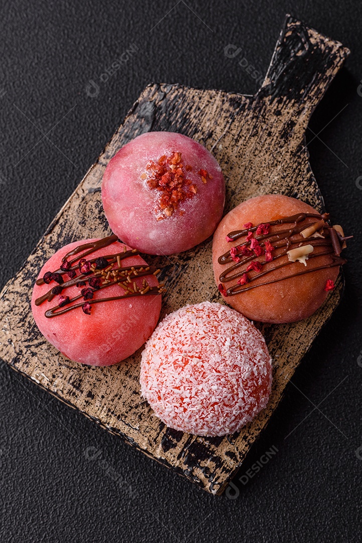 A imagem mostra um Mochi (ou Moti), um tradicional bolinho de arroz japonês.