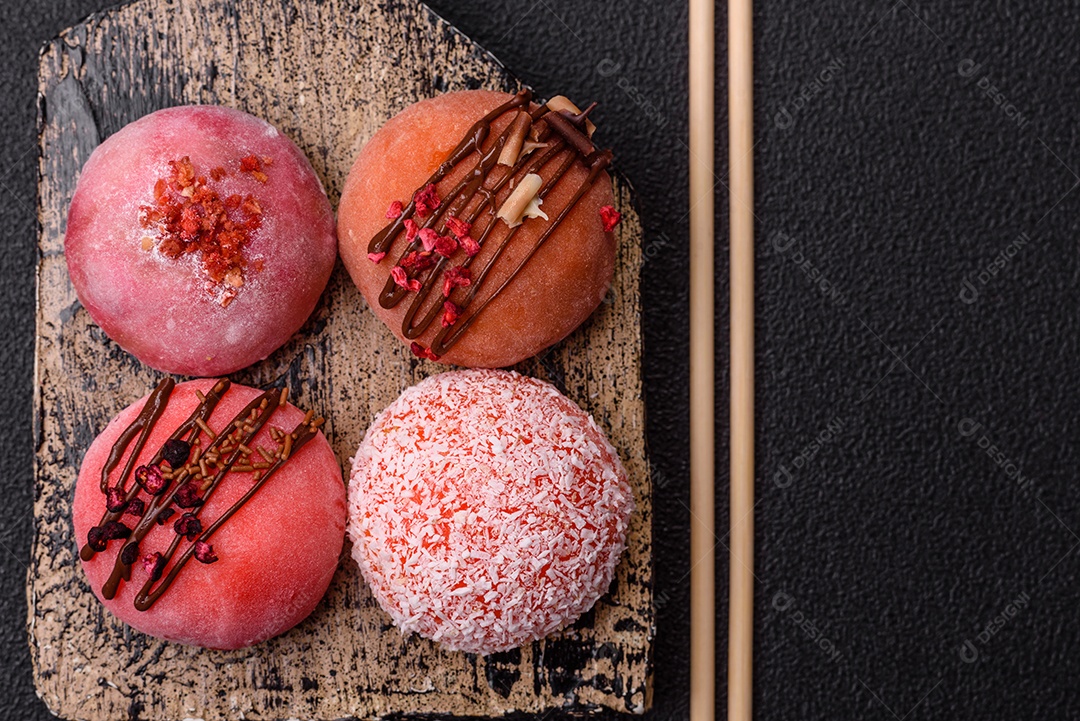 A imagem mostra um Mochi (ou Moti), um tradicional bolinho de arroz japonês.