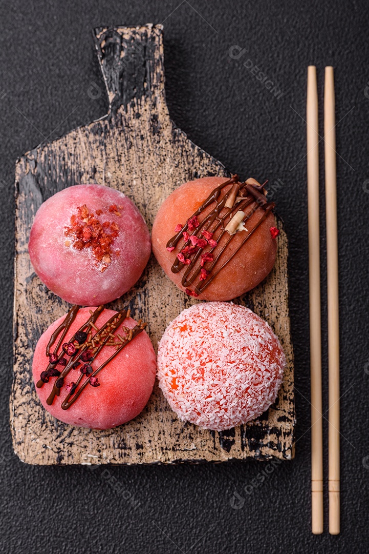 A imagem mostra um Mochi (ou Moti), um tradicional bolinho de arroz japonês.