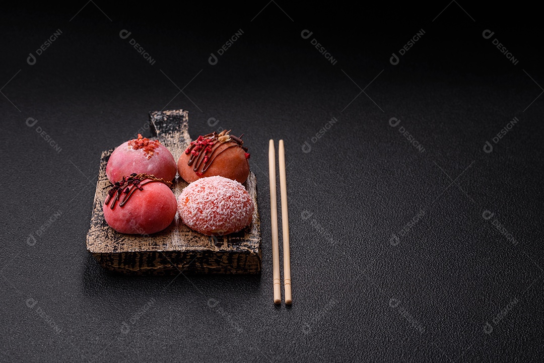 A imagem mostra um Mochi (ou Moti), um tradicional bolinho de arroz japonês.