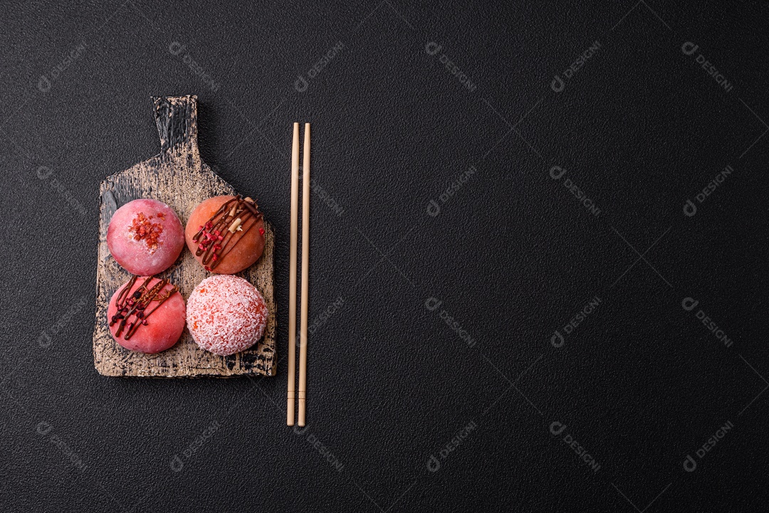 A imagem mostra um Mochi (ou Moti), um tradicional bolinho de arroz japonês.