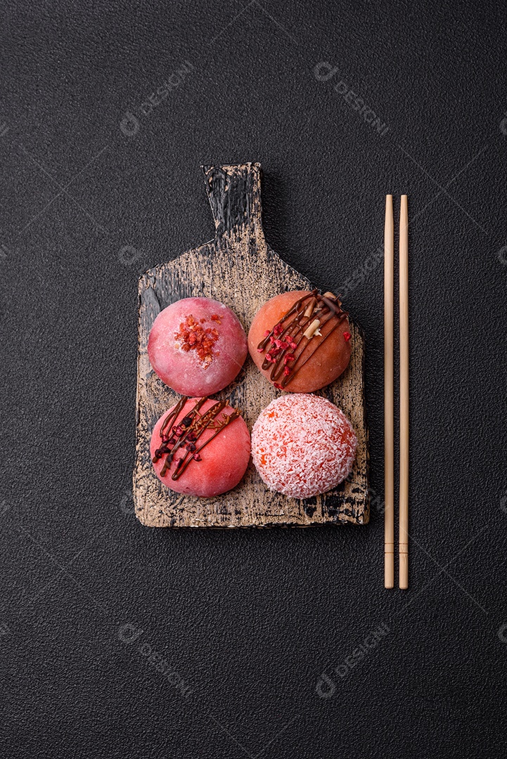 A imagem mostra um Mochi (ou Moti), um tradicional bolinho de arroz japonês.