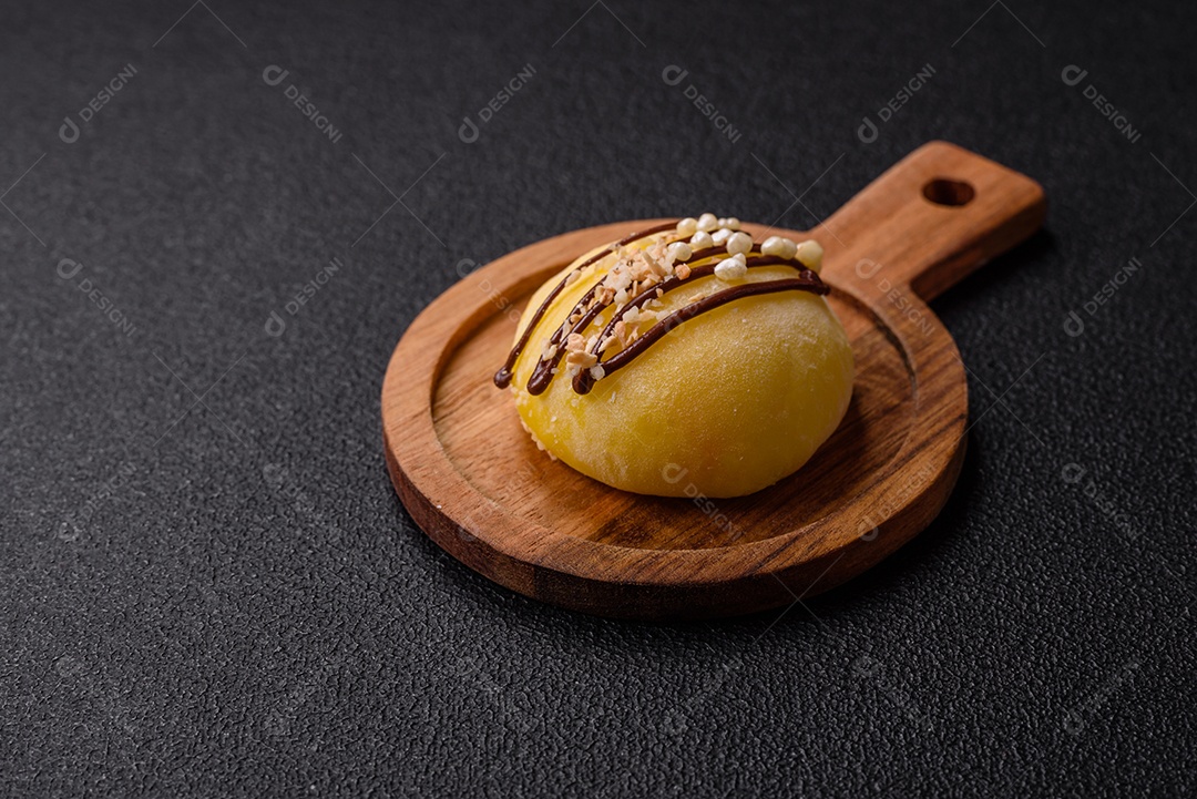 A imagem mostra um Mochi (ou Moti), um tradicional bolinho de arroz japonês.