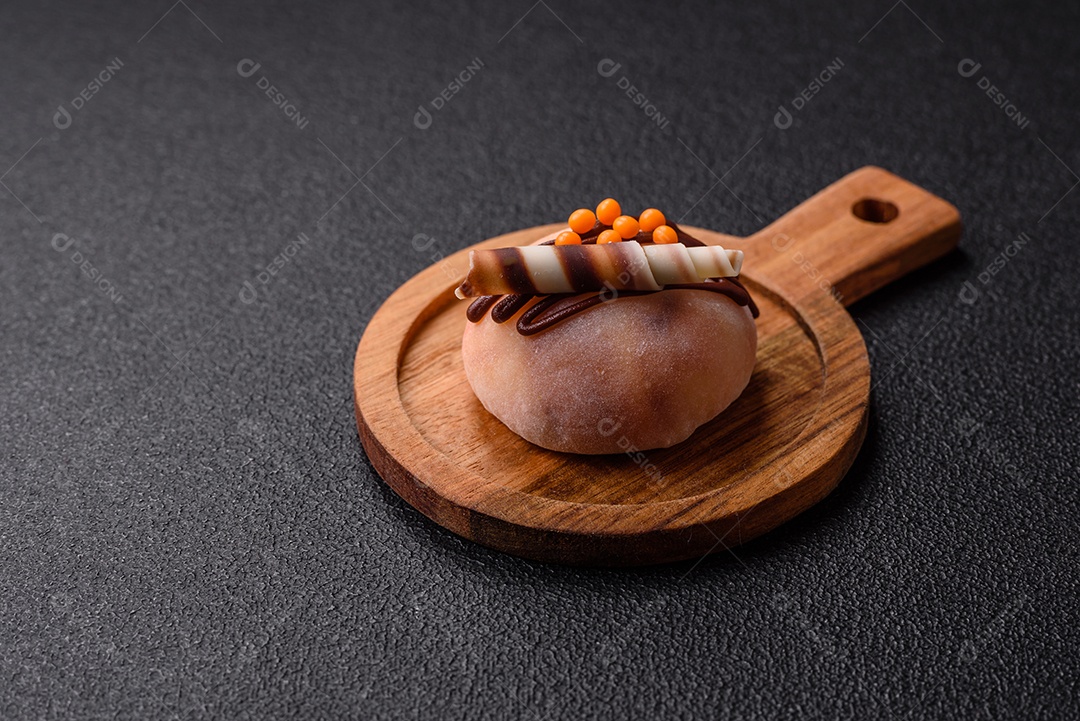 A imagem mostra um Mochi (ou Moti), um tradicional bolinho de arroz japonês.