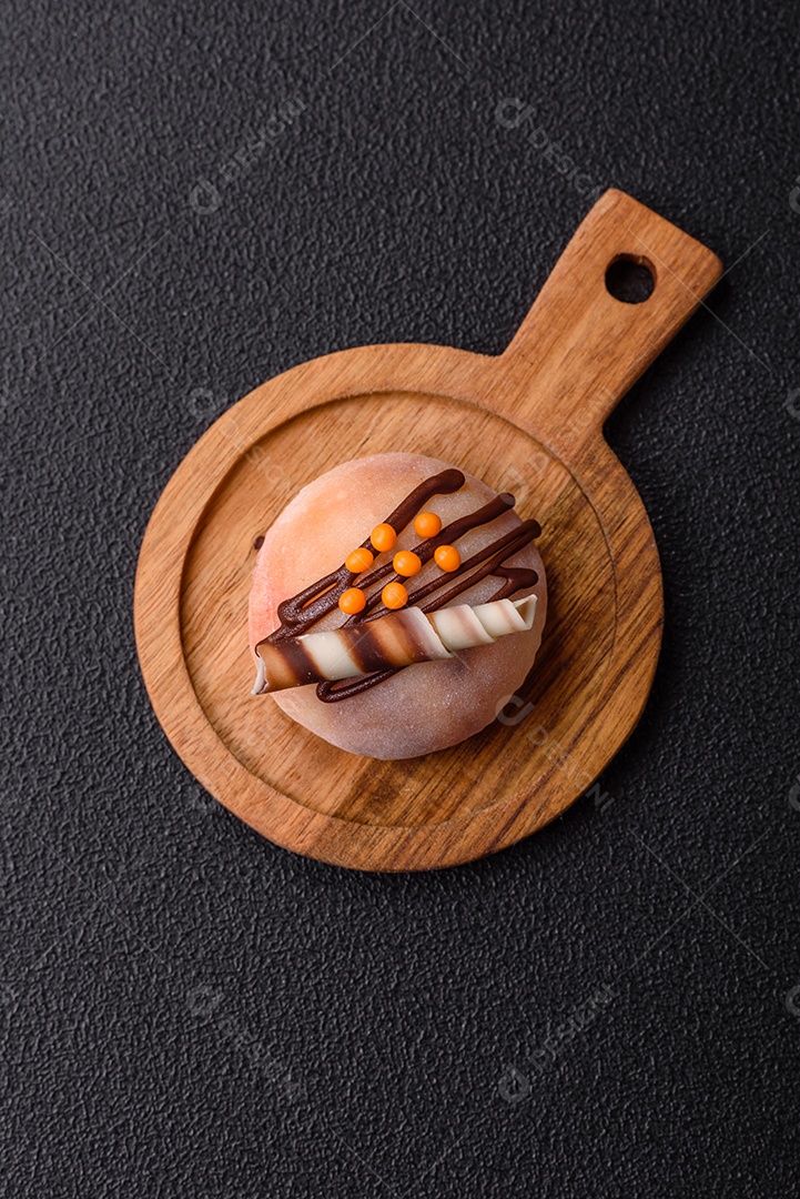 A imagem mostra um Mochi (ou Moti), um tradicional bolinho de arroz japonês.