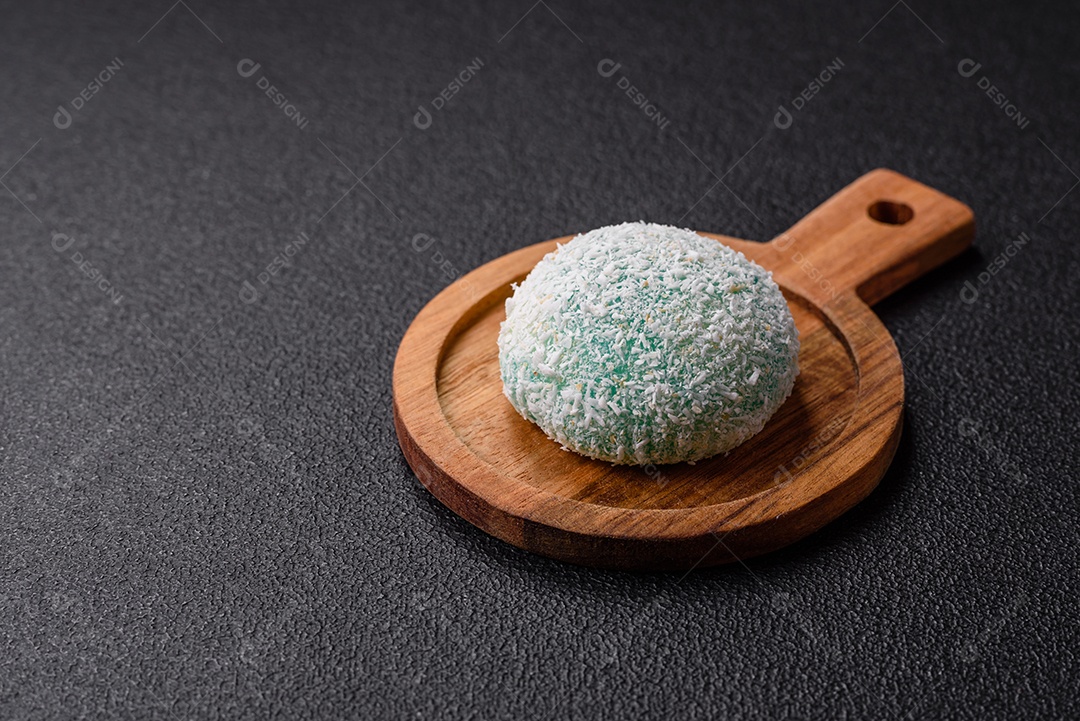 A imagem mostra um Mochi (ou Moti), um tradicional bolinho de arroz japonês.