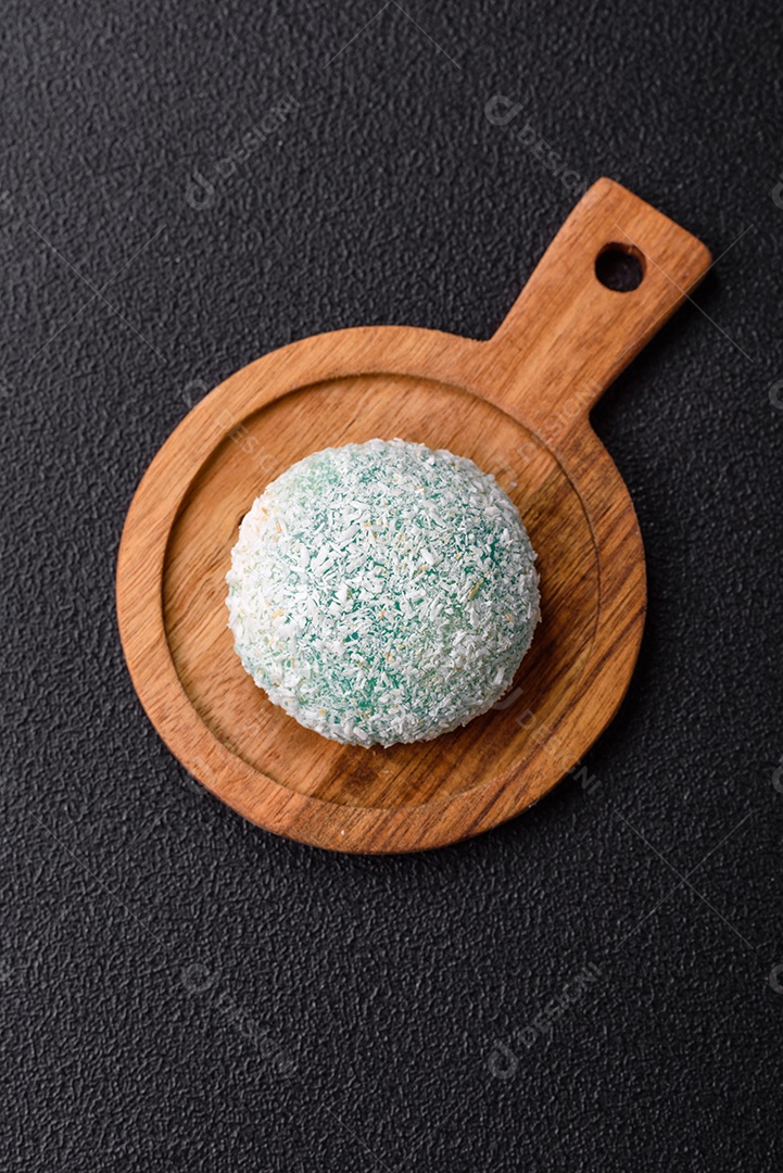 A imagem mostra um Mochi (ou Moti), um tradicional bolinho de arroz japonês.