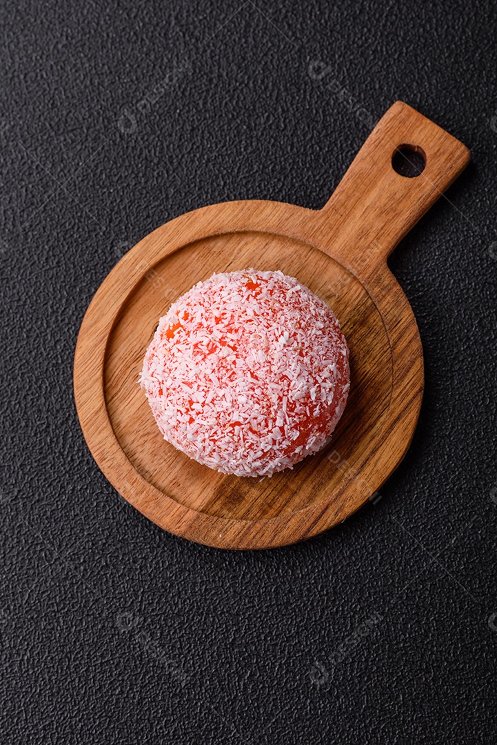 A imagem mostra um Mochi (ou Moti), um tradicional bolinho de arroz japonês.