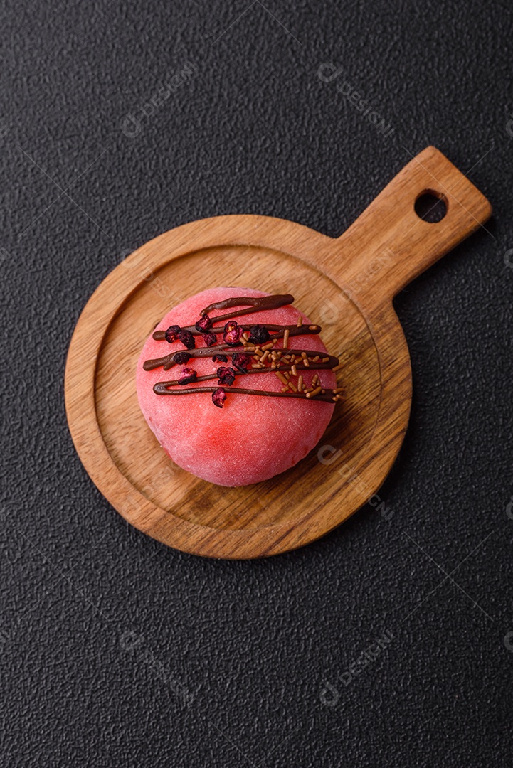 A imagem mostra um Mochi (ou Moti), um tradicional bolinho de arroz japonês.