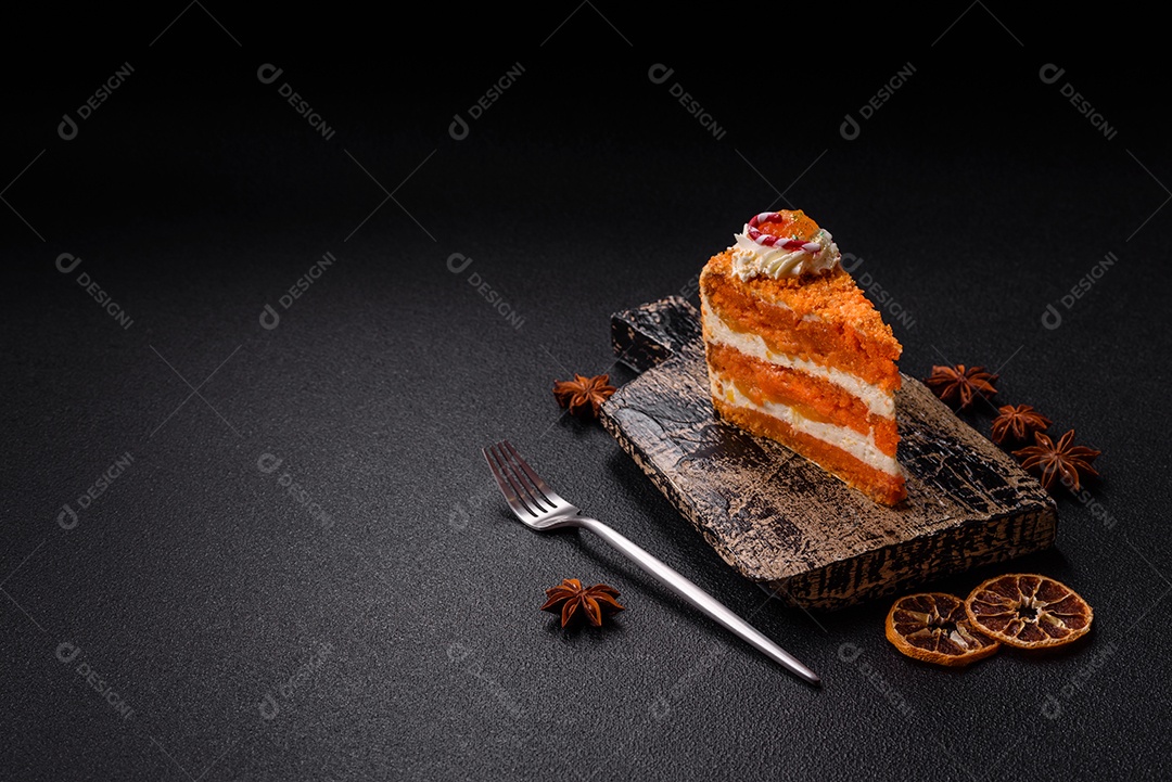 A imagem mostra uma fatia de cheesecake ou um bolo similar, decorado com frutas secas