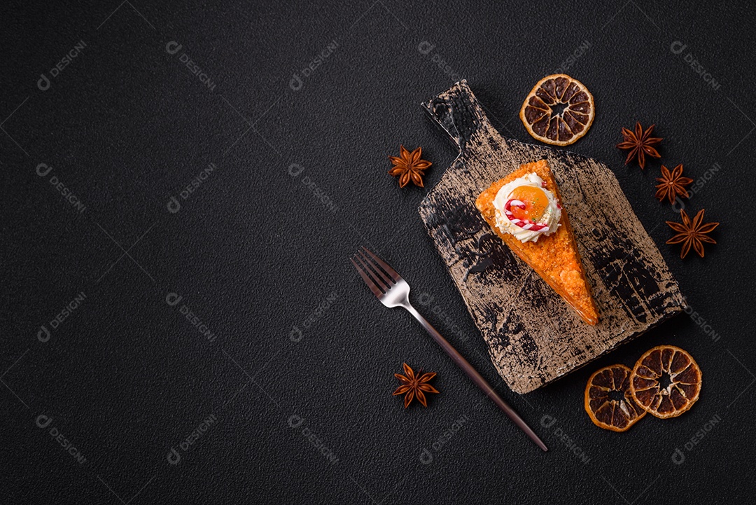 A imagem mostra uma fatia de torta de queijo (cheesecake), decorada com frutas