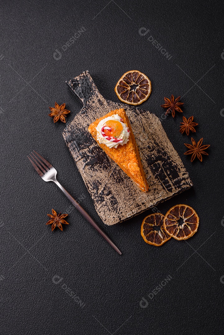 A imagem mostra uma fatia de torta de queijo (cheesecake), decorada com frutas