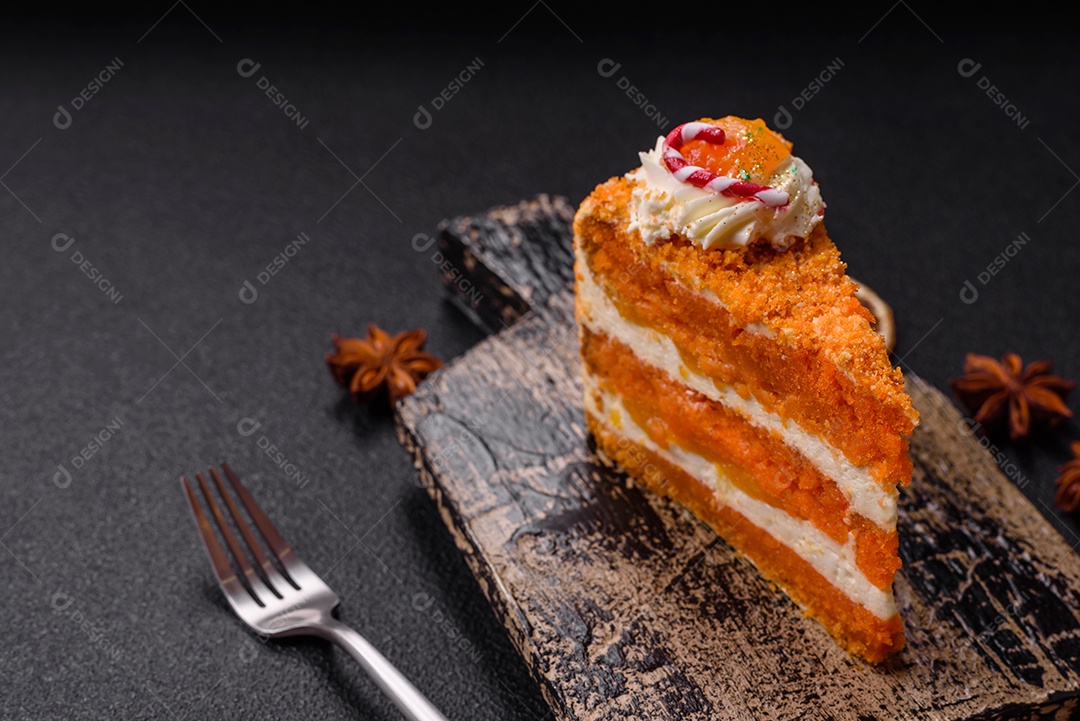 A imagem mostra uma fatia de cheesecake ou um bolo similar, decorado com frutas secas