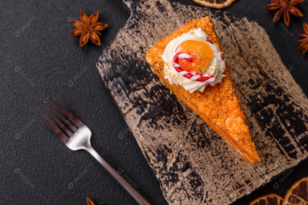 A imagem mostra uma fatia de torta de queijo (cheesecake), decorada com frutas