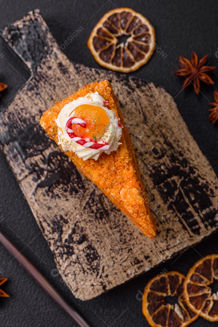 A imagem mostra uma fatia de torta de queijo (cheesecake), decorada com frutas