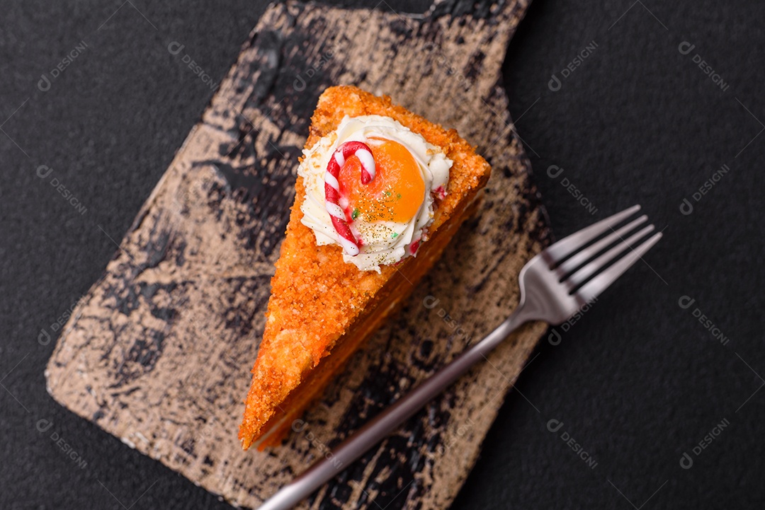 A imagem mostra uma fatia de cheesecake ou um bolo similar, decorado com frutas secas