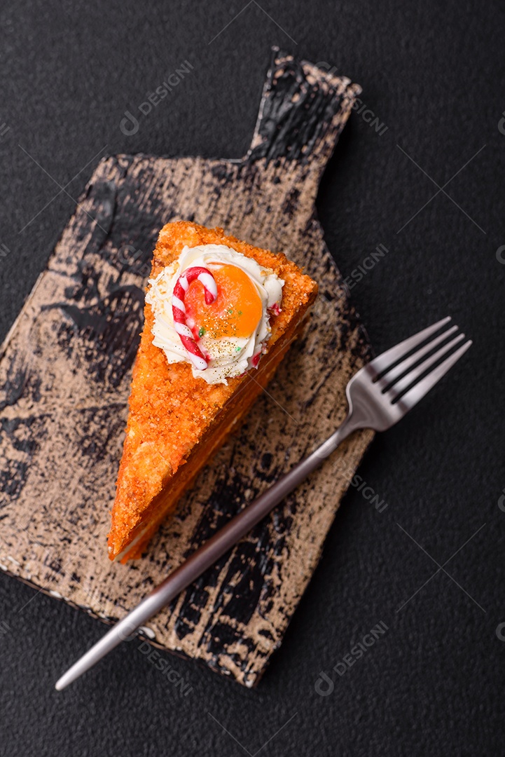 A imagem mostra uma fatia de torta de queijo (cheesecake), decorada com frutas