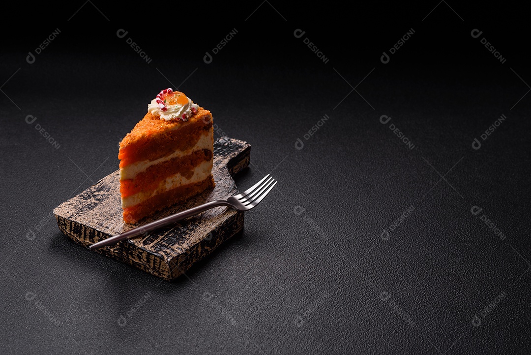 A imagem mostra uma fatia de cheesecake ou um bolo similar, decorado com frutas secas