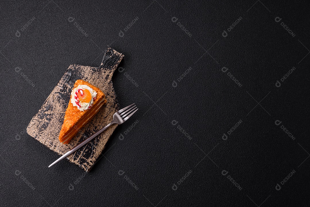 A imagem mostra uma fatia de torta de queijo (cheesecake), decorada com frutas