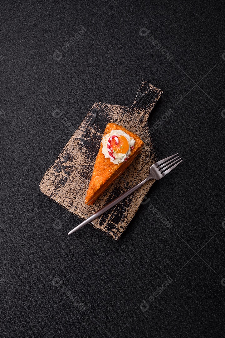 A imagem mostra uma fatia de torta de queijo (cheesecake), decorada com frutas