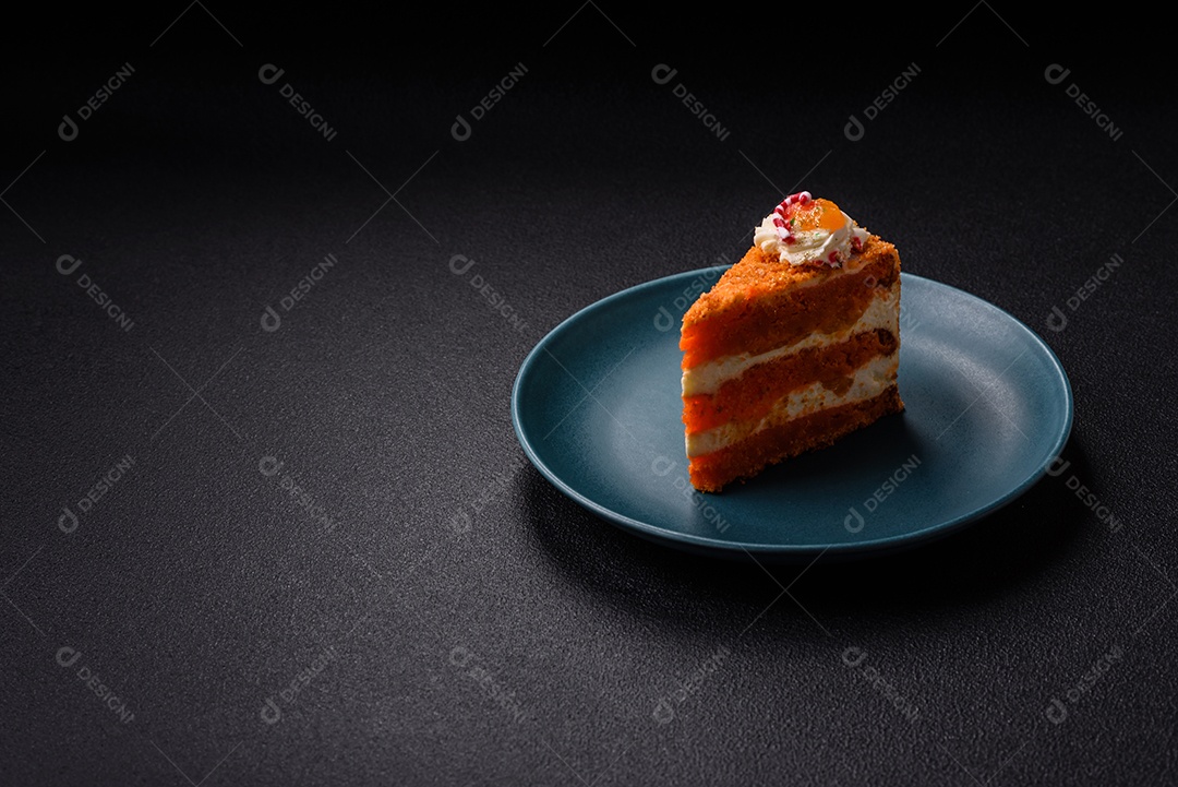 A imagem mostra uma fatia de cheesecake ou um bolo similar, decorado com frutas secas