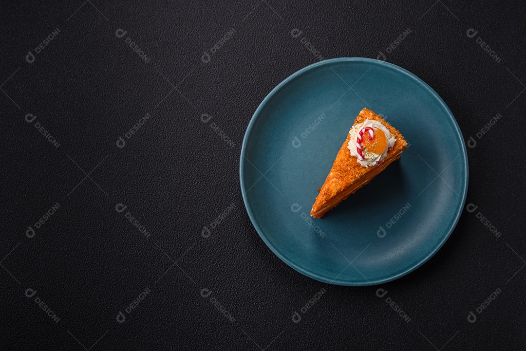 A imagem mostra uma fatia de torta de queijo (cheesecake), decorada com frutas