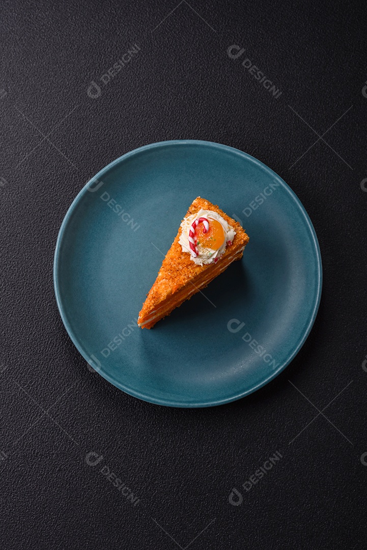 A imagem mostra uma fatia de torta de queijo (cheesecake), decorada com frutas