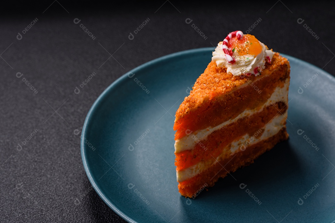 A imagem mostra uma fatia de cheesecake ou um bolo similar, decorado com frutas secas