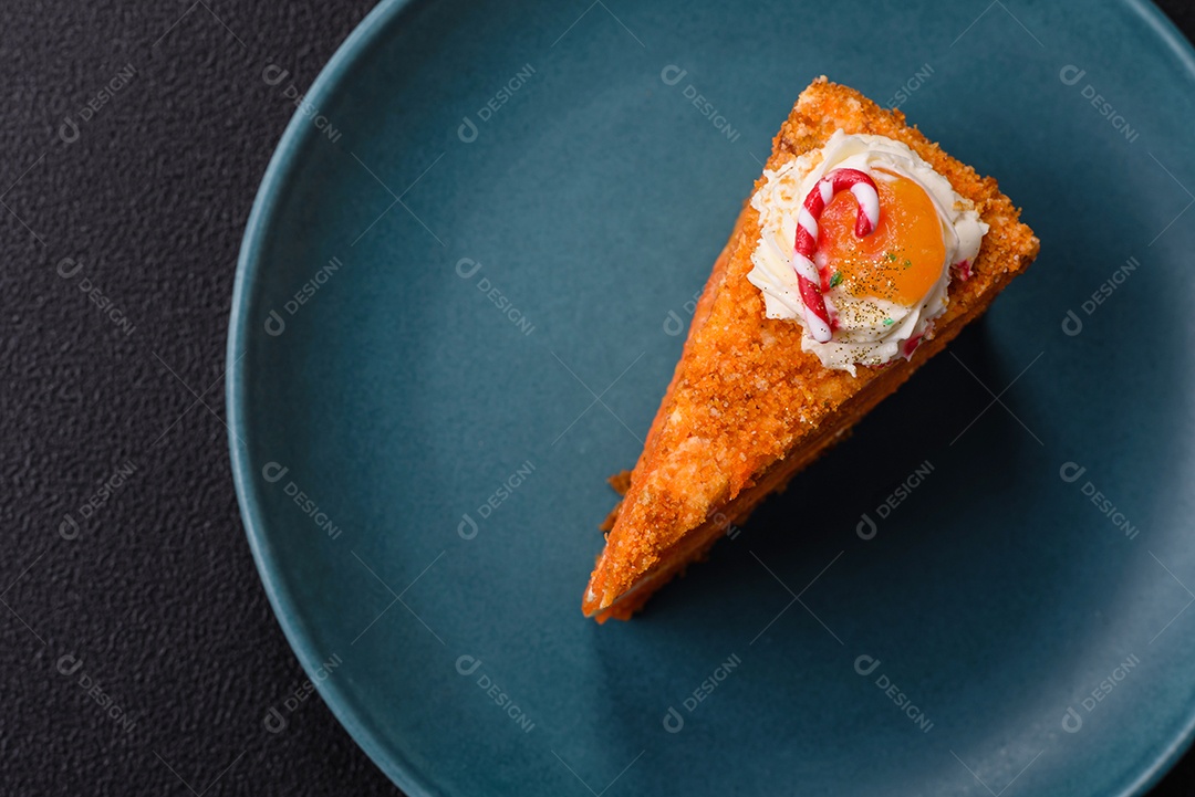 A imagem mostra uma fatia de cheesecake ou um bolo similar, decorado com frutas secas