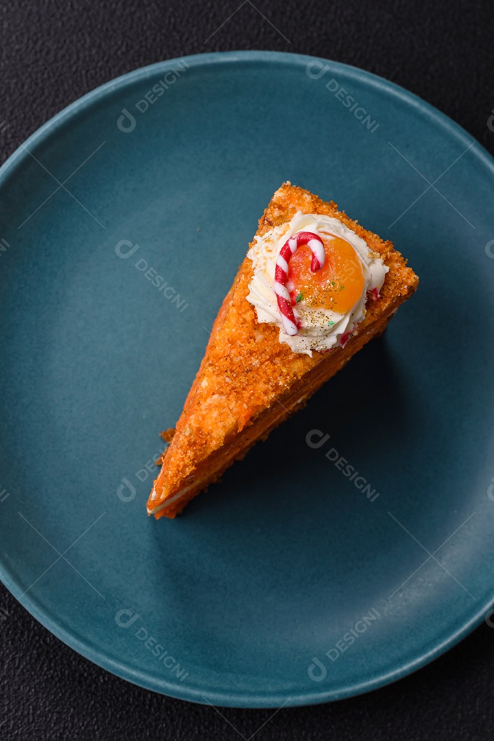 A imagem mostra uma fatia de cheesecake ou um bolo similar, decorado com frutas secas