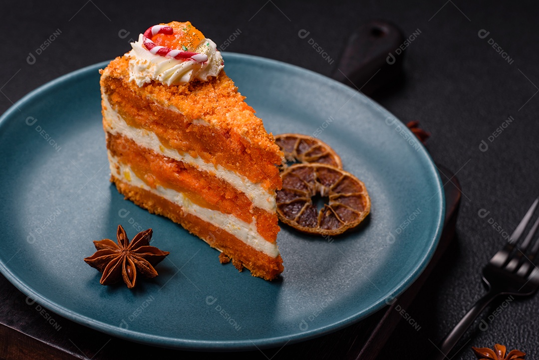 A imagem mostra uma fatia de cheesecake ou um bolo similar, decorado com frutas secas